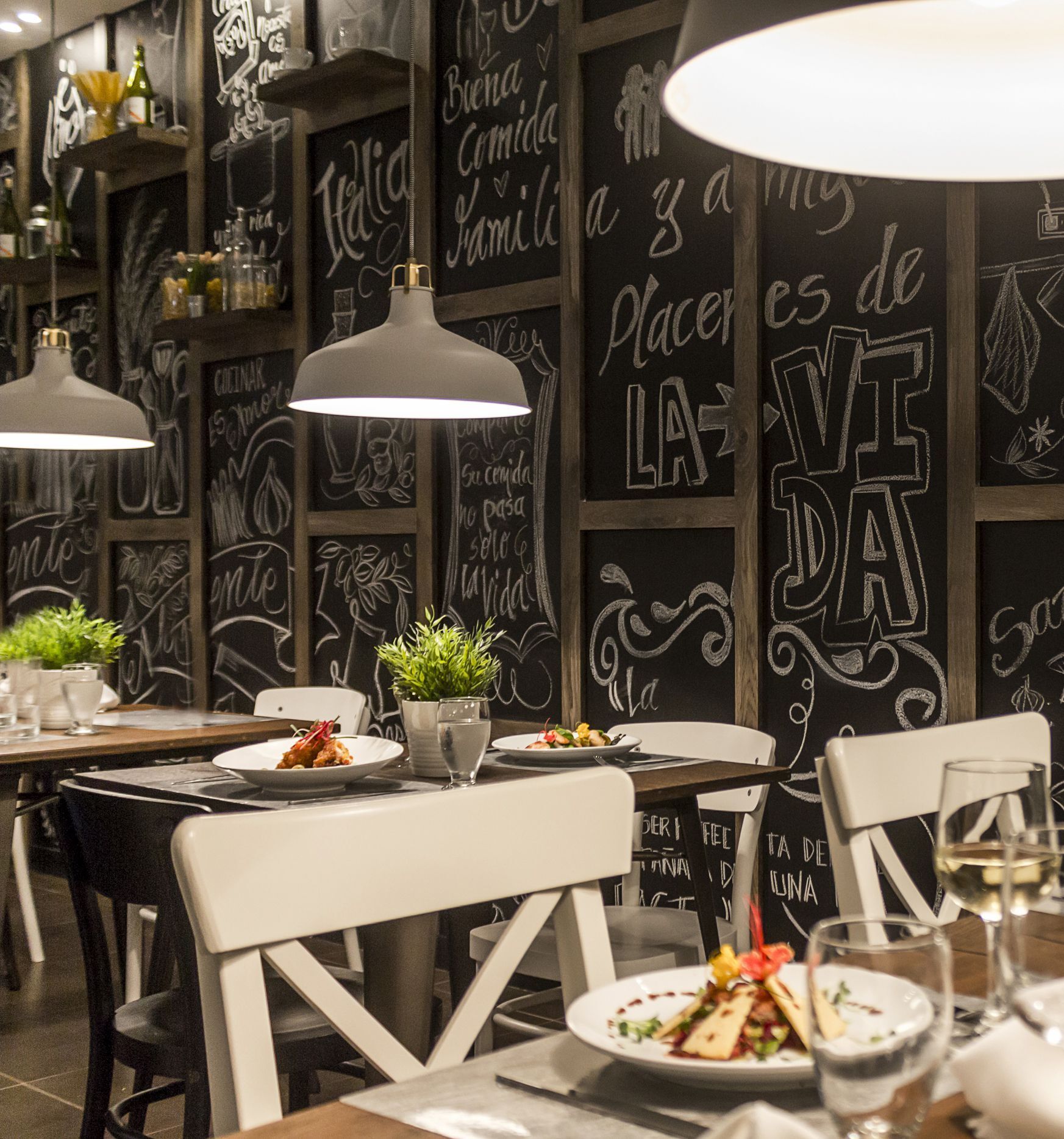 Restaurante Aldente en LD PLUS, Playa El Agua, Isla Margarita. Ambiente moderno con decoración creativa y elegante.