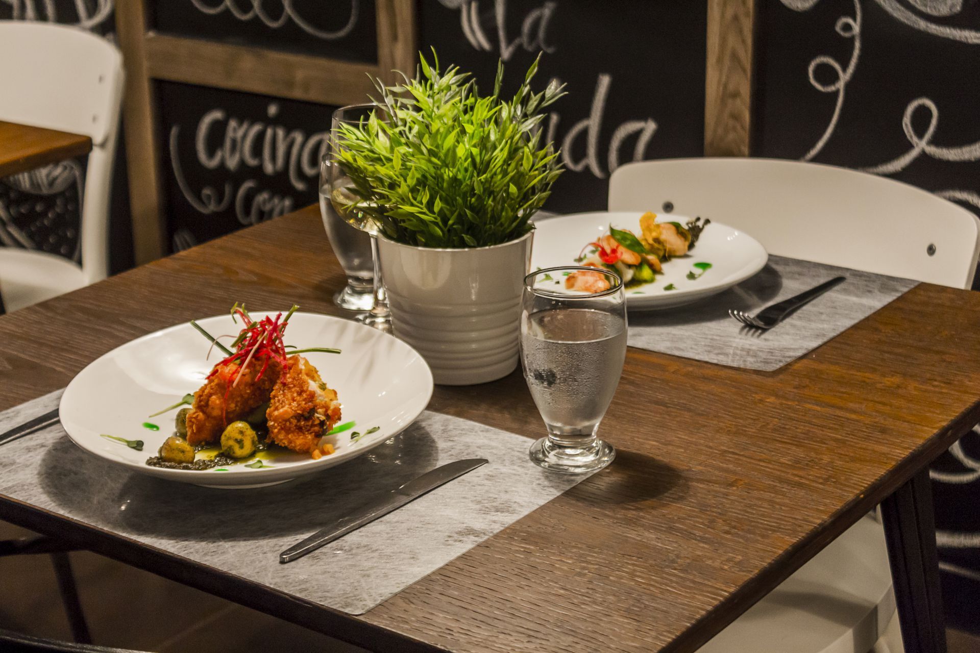 Restaurante Aldente en LD Plus, Playa El Agua, con decoración moderna y ambiente acogedor.