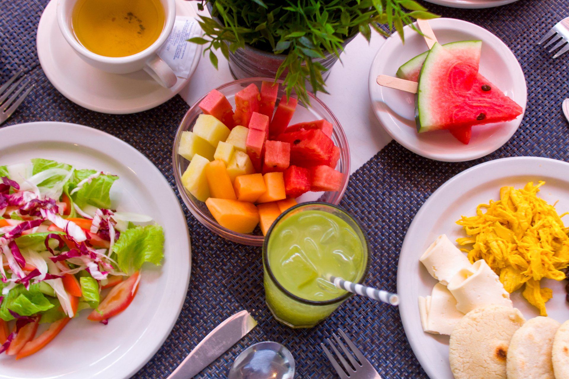 Buffet en el restaurante del Hotel LD Palm Beach, Playa El Agua, con variedad de platos frescos y tropicales.
