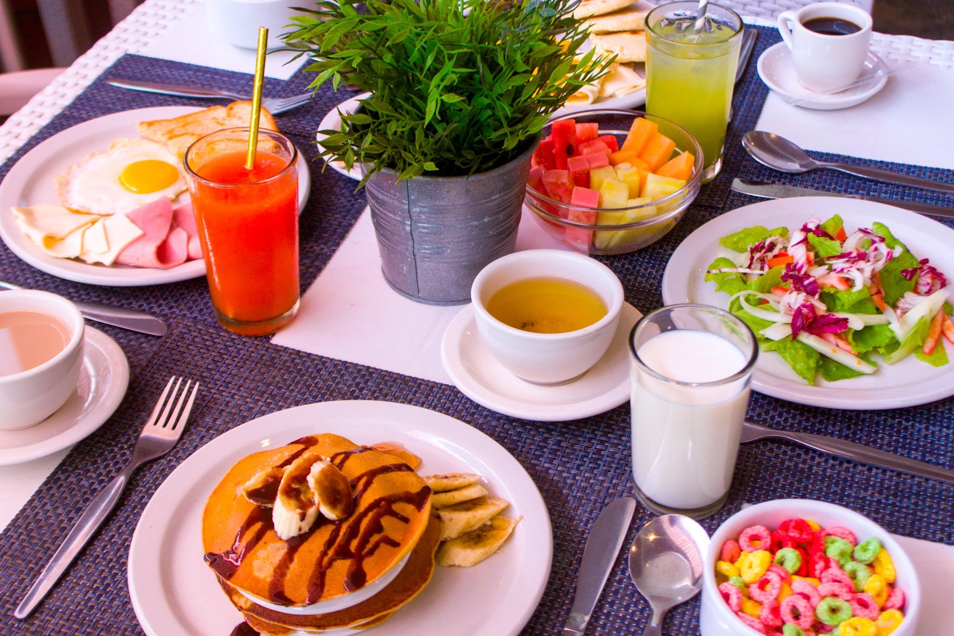 Buffet en el restaurante del Hotel LD Palm Beach, Playa El Agua, con variedad de platos frescos y tropicales.