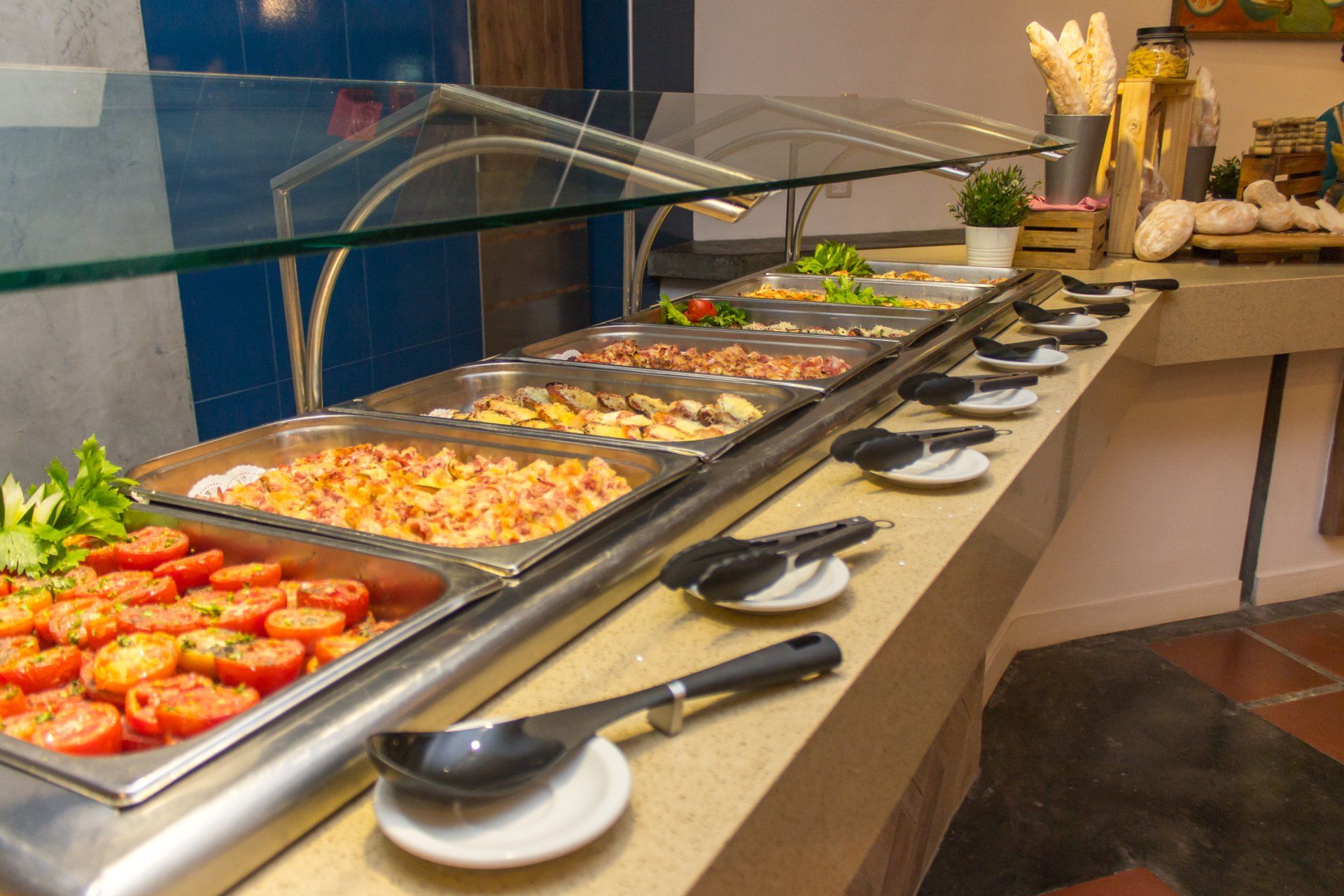Buffet en el restaurante del Hotel LD Palm Beach, Playa El Agua, con variedad de platos frescos.