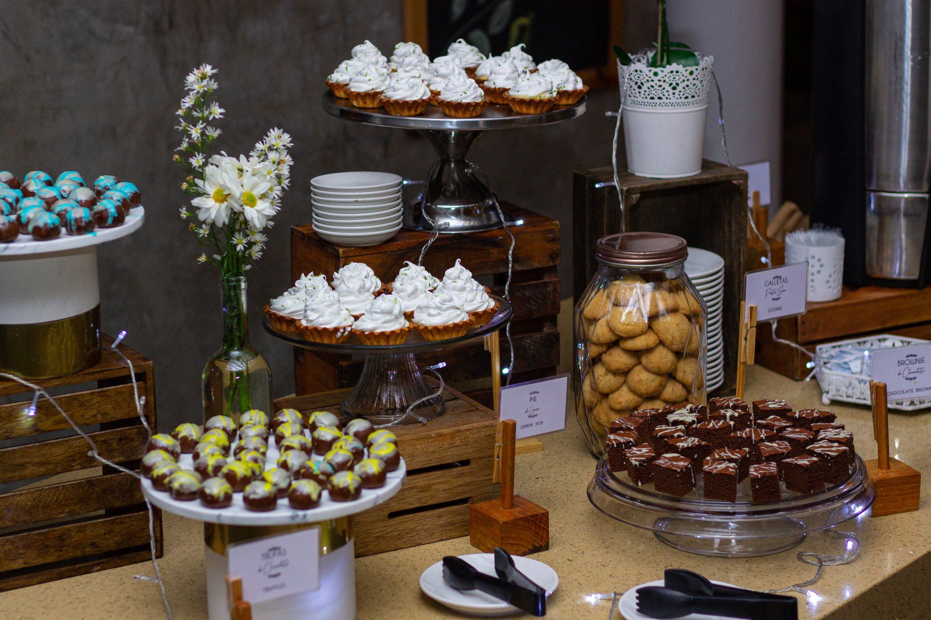 Variedad de postres en el Hotel LD Palm Beach, Playa El Agua, con cupcakes, tartaletas y pastel de chocolate.