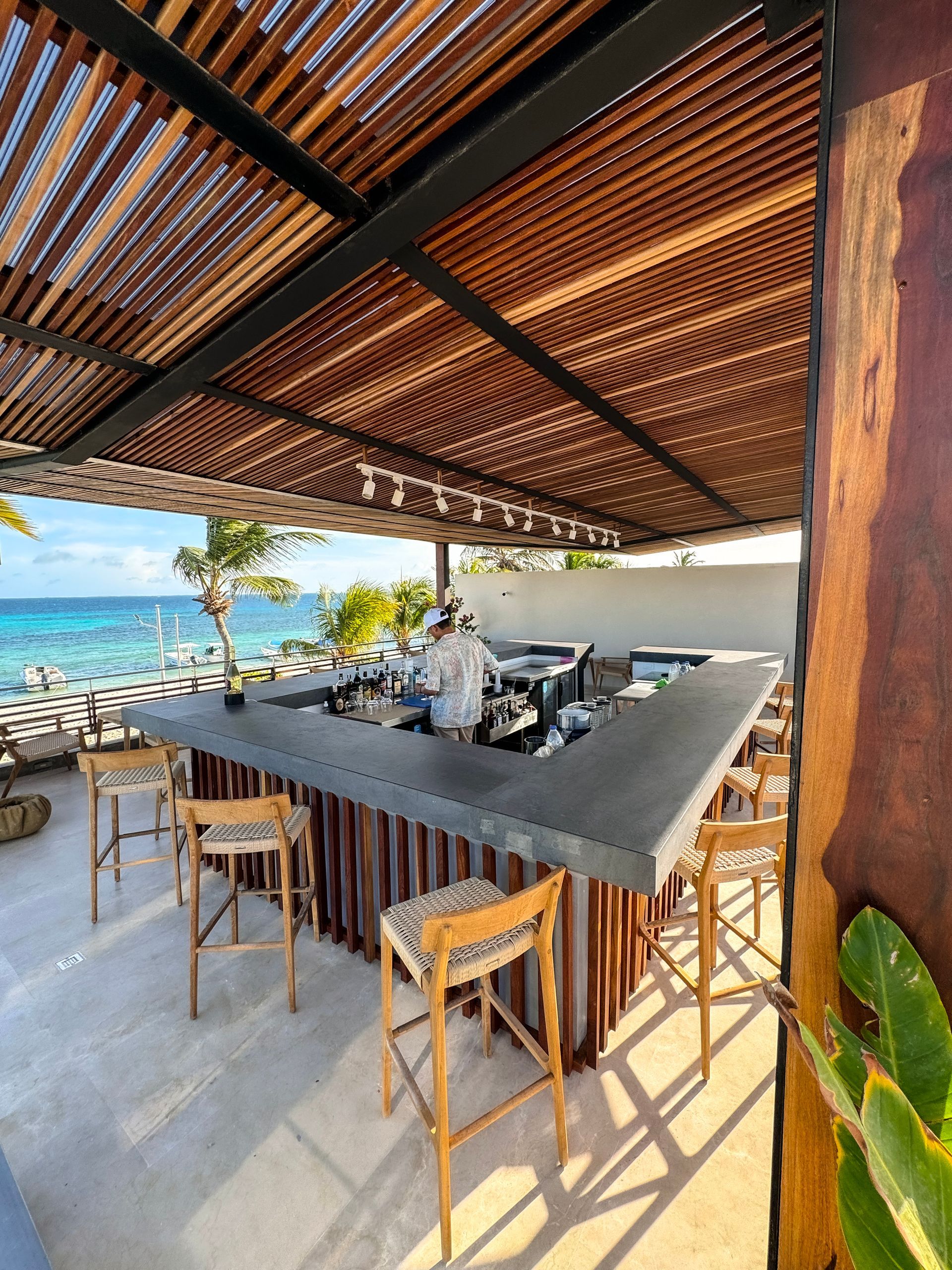 Bar de playa bajo techo de madera con vista al mar en el Macanao Lodge By LD, Los Roques.