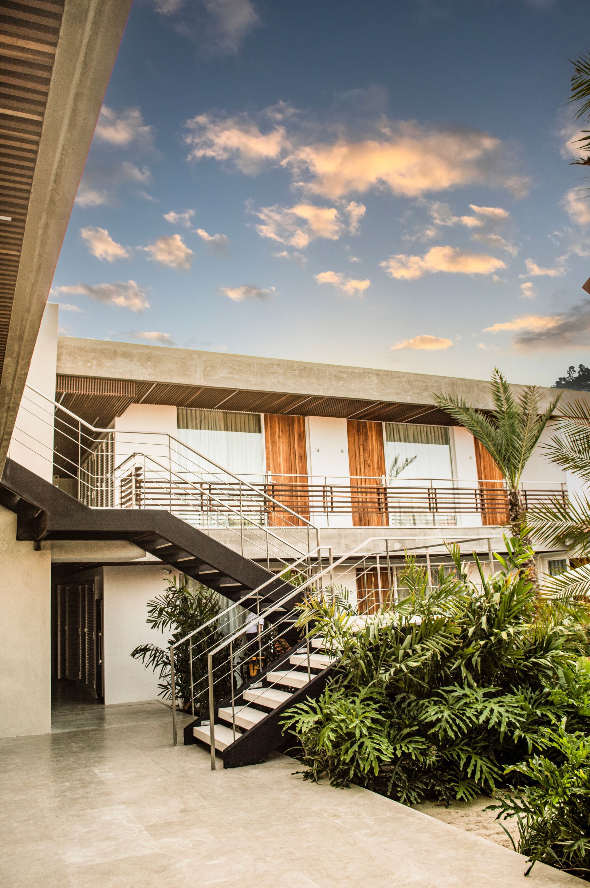 Escaleras exteriores del Macanao Lodge by LD en Los Roques, con diseño funcional y acceso a habitaciones modernas.