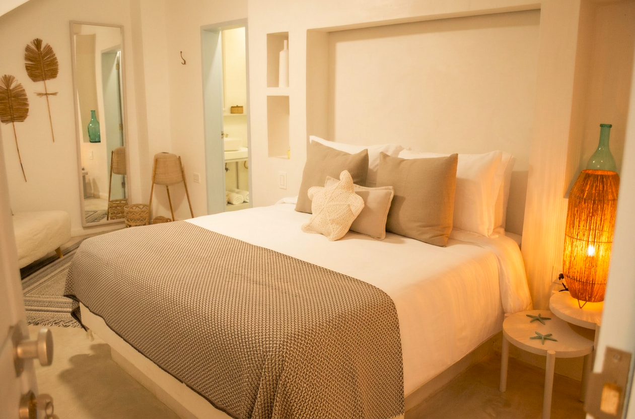 Habitación moderna y minimalista en Hotel Laguna by LD Hoteles, con cama grande y decoración elegante.