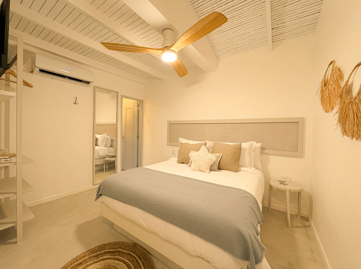 Habitación moderna en Hotel Laguna by LD Hoteles, con cama grande y decoración contemporánea.
