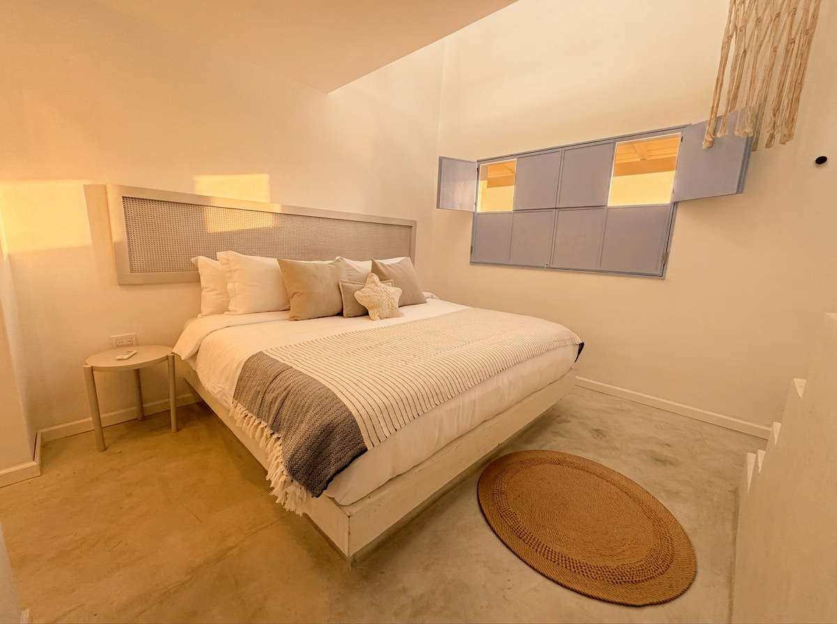 Habitación luminosa y minimalista en Hotel Laguna by LD Hoteles, con cama doble y decoración sencilla.