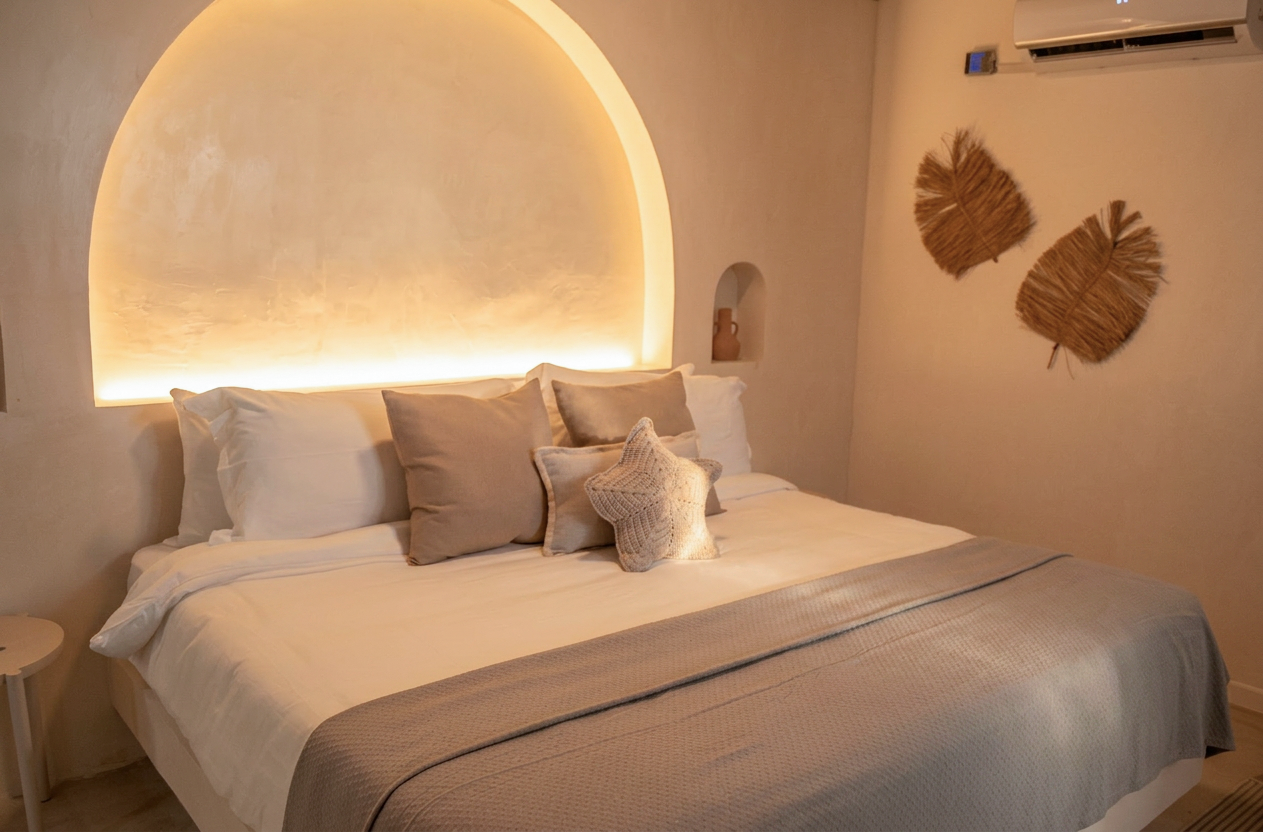 Habitación moderna en Hotel Laguna by LD Hoteles, con cama grande y decoración contemporánea.