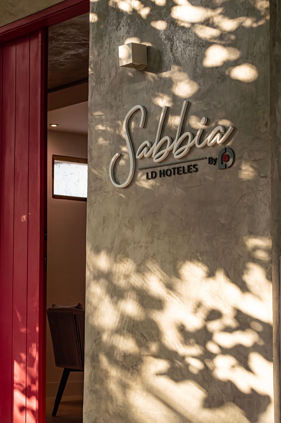 Fachada de Sabbia by LD, Los Roques, con logo distintivo y diseño moderno en tonos claros.
