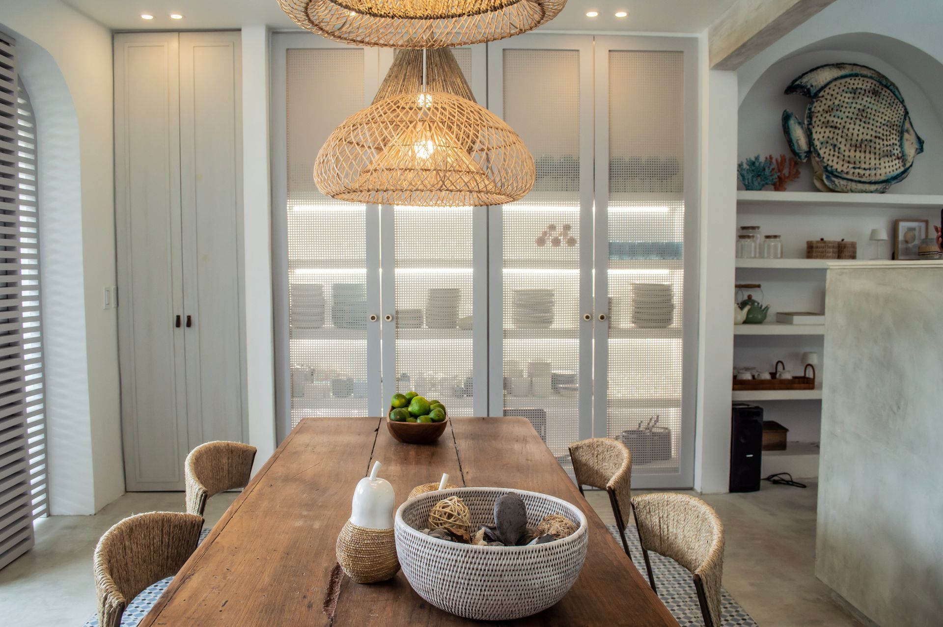 Comedor rústico y elegante en Hotel Laguna by LD Hoteles, con mesa de madera y sillas tejidas.