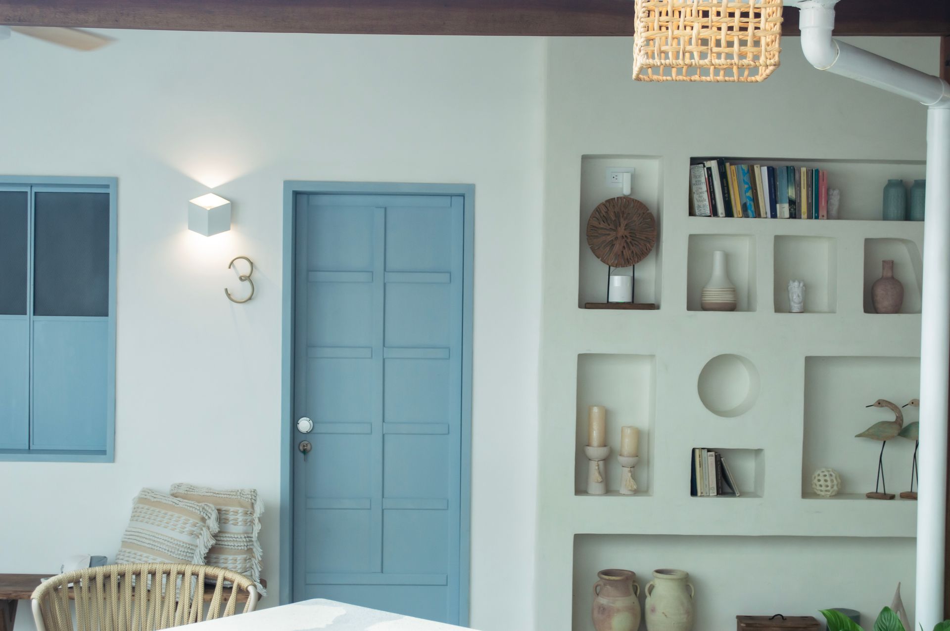 Interior acogedor del Hotel Laguna by LD Hoteles en Los Roques, con decoración en tonos azules y muebles de mimbre.