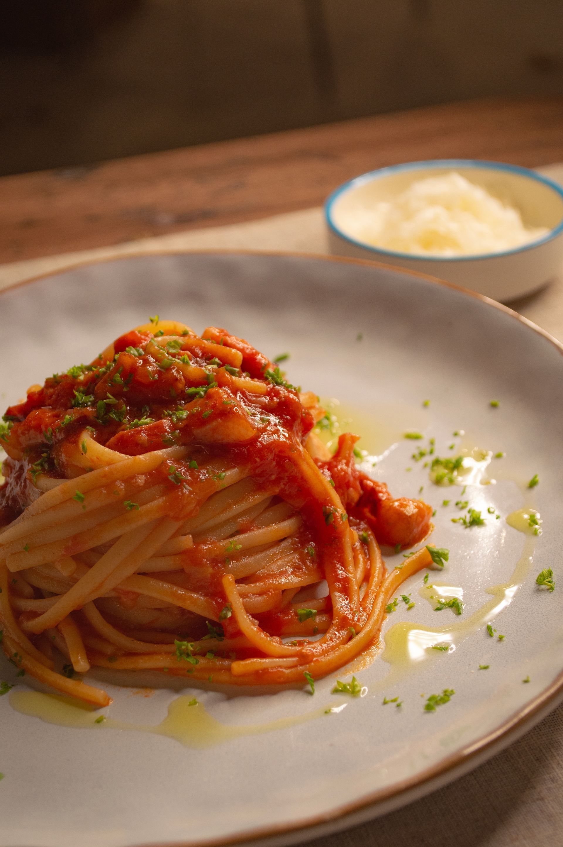Plato de espaguetis con salsa de tomate y hierbas frescas en el Hotel Laguna by LD Hoteles en Los Roques.