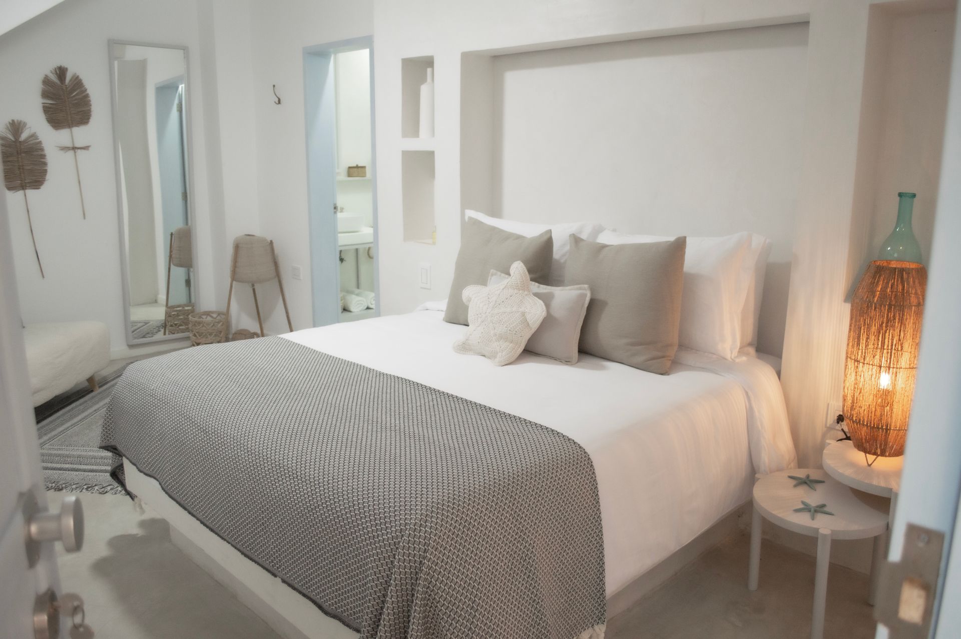 Habitación luminosa y minimalista en Hotel Laguna by LD Hoteles, con cama doble y decoración sencilla.