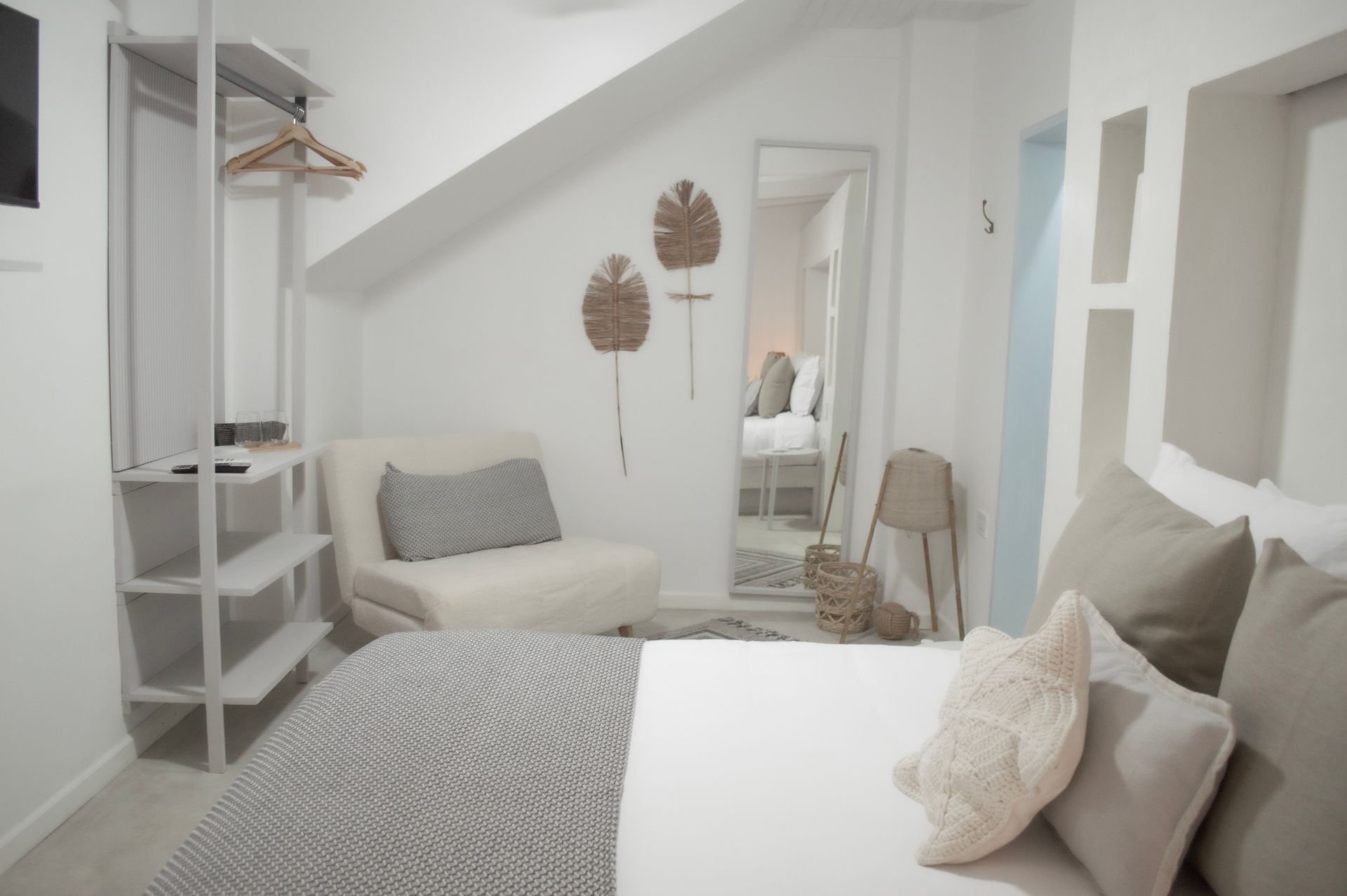 Habitación moderna y minimalista en Hotel Laguna by LD Hoteles, con cama grande y decoración elegante.