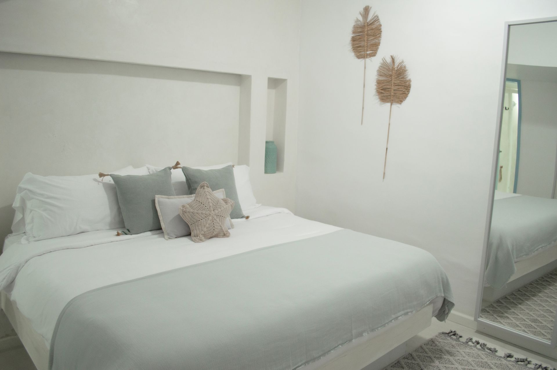 Habitación moderna y minimalista en Hotel Laguna by LD Hoteles, con cama grande y decoración elegante.