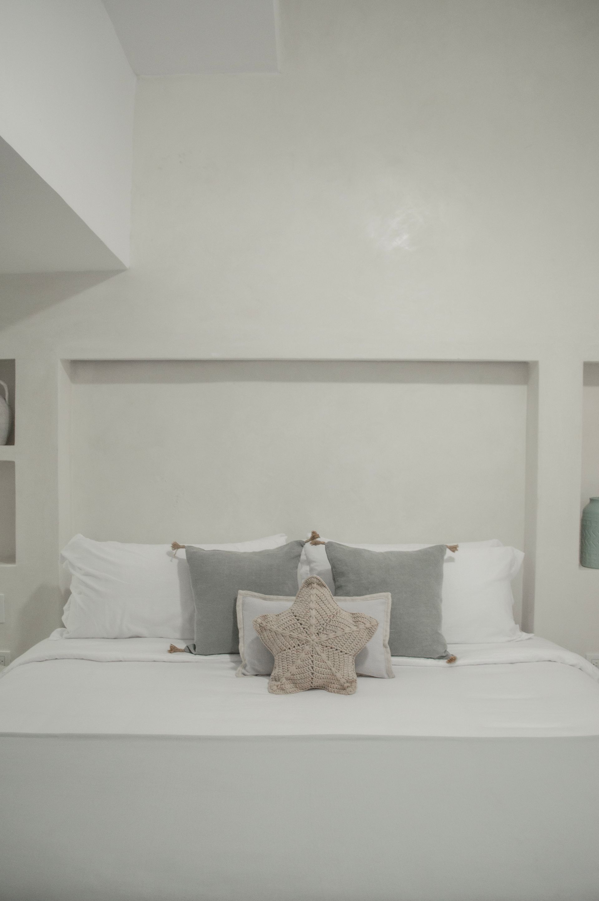 Habitación moderna y minimalista en Hotel Laguna by LD Hoteles, con cama grande y decoración elegante.