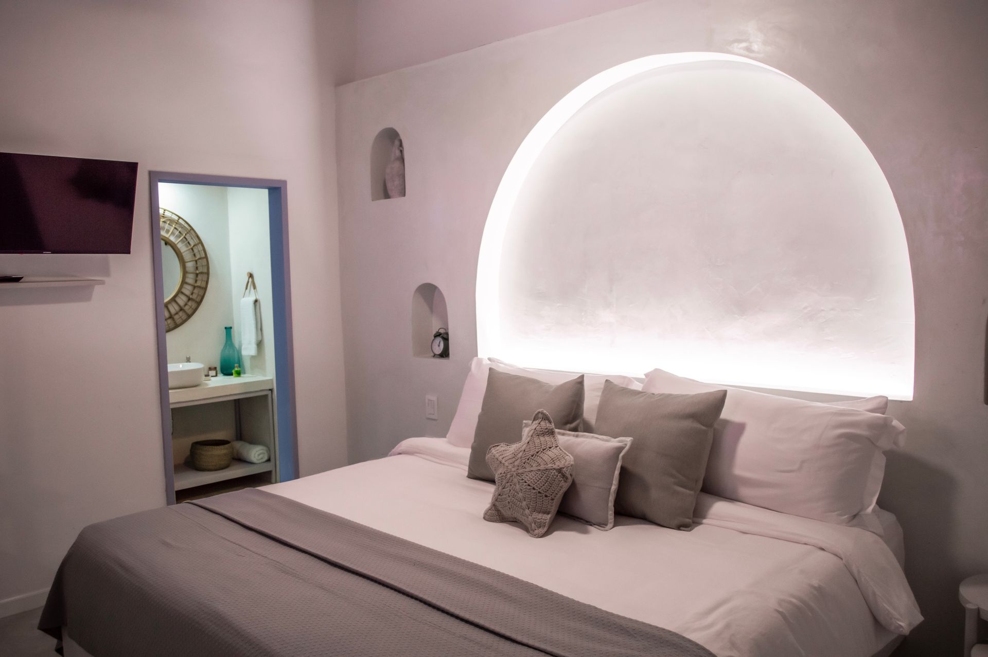 Habitación moderna en Hotel Laguna by LD Hoteles, con cama grande y decoración contemporánea.