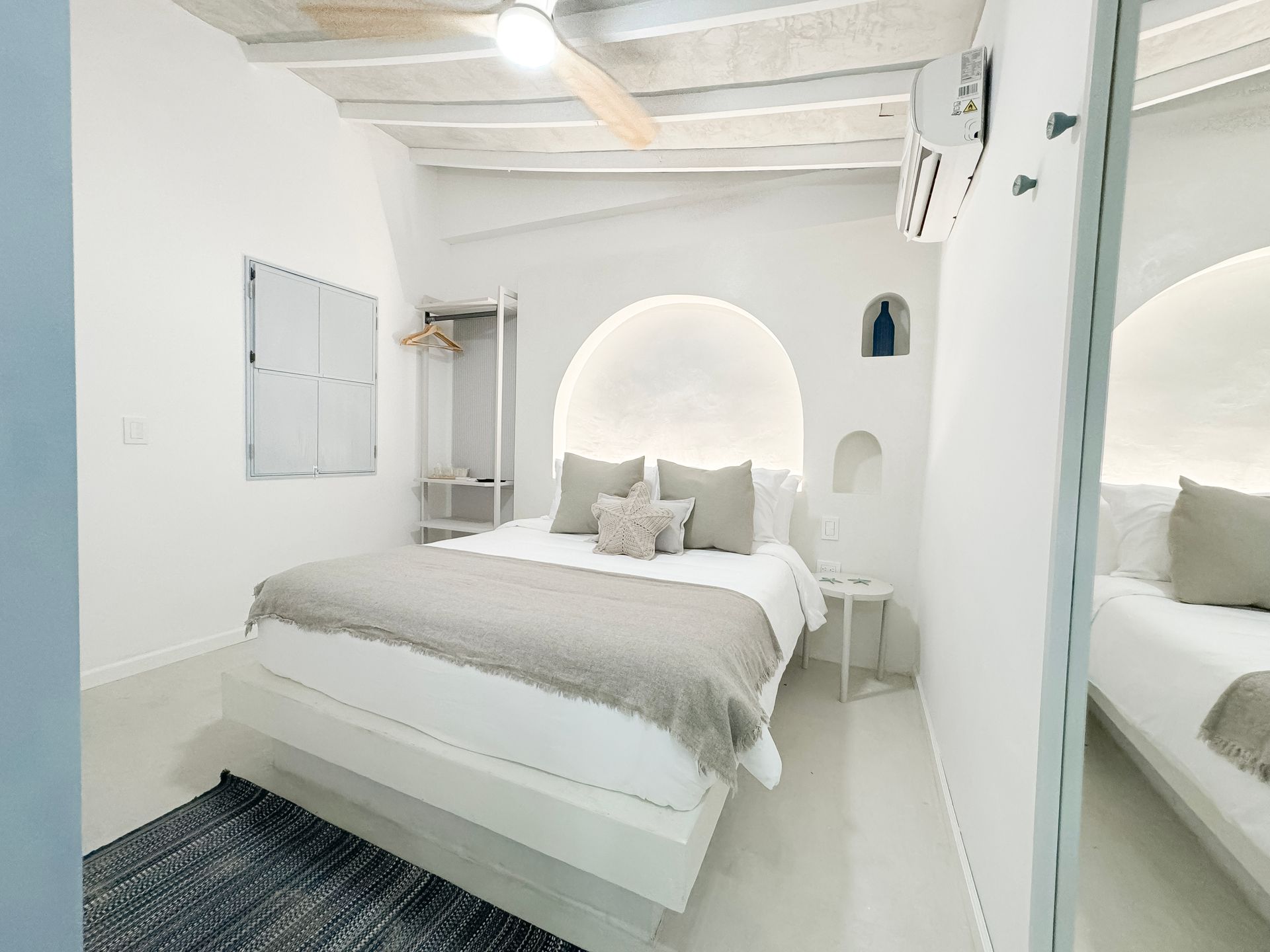 Habitación luminosa y minimalista en Hotel Laguna by LD Hoteles, con cama doble y decoración sencilla.