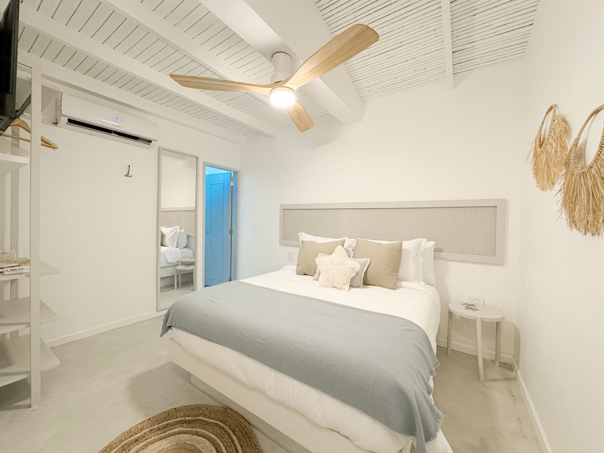 Habitación moderna en Hotel Laguna by LD Hoteles, con cama grande y decoración contemporánea.