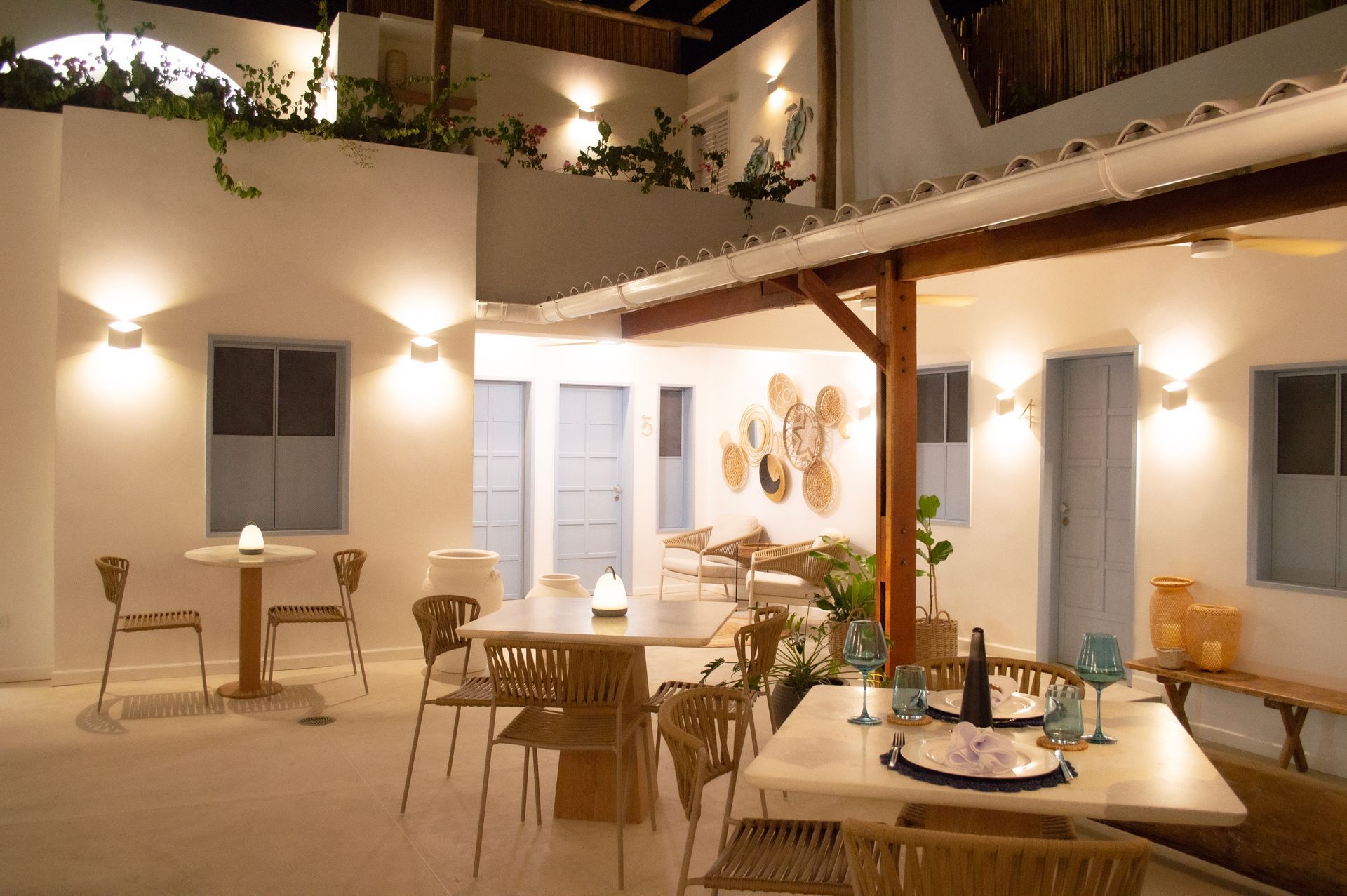 Área de comedor al aire libre del Hotel Laguna by LD en Los Roques.