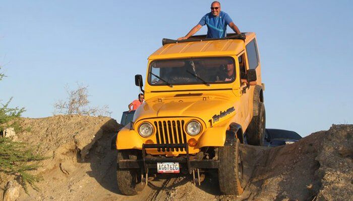 Aventura en Jeep safari por la Isla Margarita, terreno rocoso y emociones al aire libre.