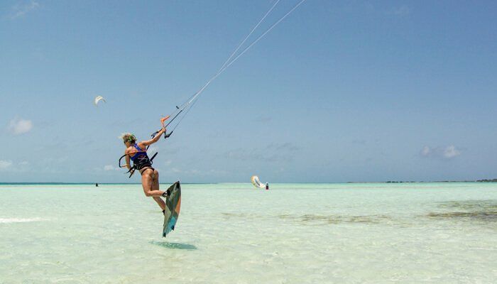 Kitesurf en Isla Margarita, deporte acuático emocionante con cielos claros y aguas tranquilas, ideal para aventureros.
