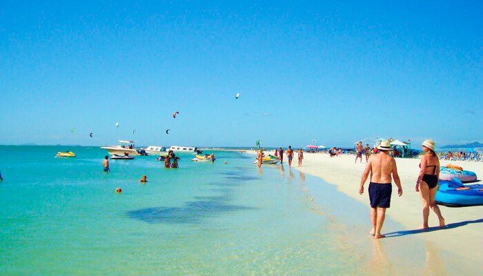 Playa serena de Isla de Coche, un paraíso de aguas azules y arenas blancas.