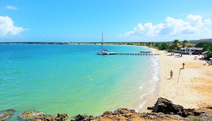 Belleza natural de Isla Los Frailes, con aguas turquesas y tranquilidad tropical.