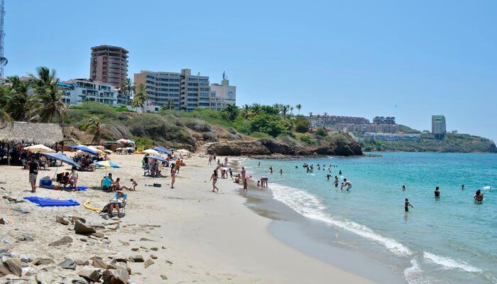 Playa Juventud: sol, arena y diversión en el vibrante corazón de Isla Margarita.