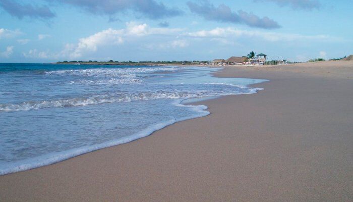 Playa Punta Arena: tranquilidad y belleza en las costas de Isla Margarita.