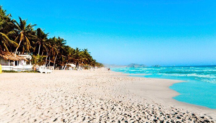 Playa El Agua, oasis tropical con arenas blancas y palmeras en Isla Margarita.