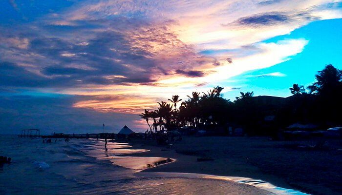 Atardecer mágico en Playa El Yaque, con cielo colorido y ambiente tranquilo.