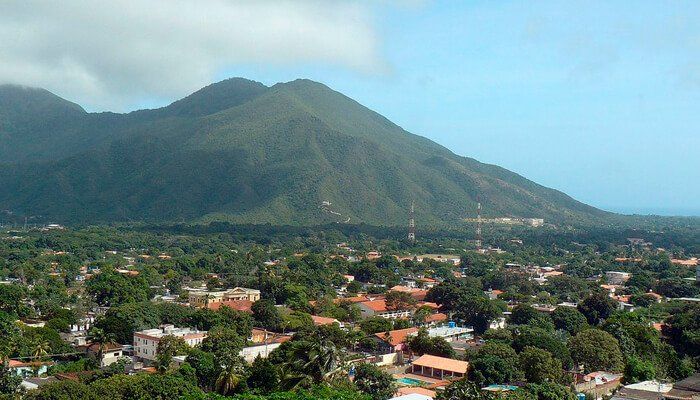 Cerro Copey, majestuoso verde que corona la vibrante Isla Margarita.