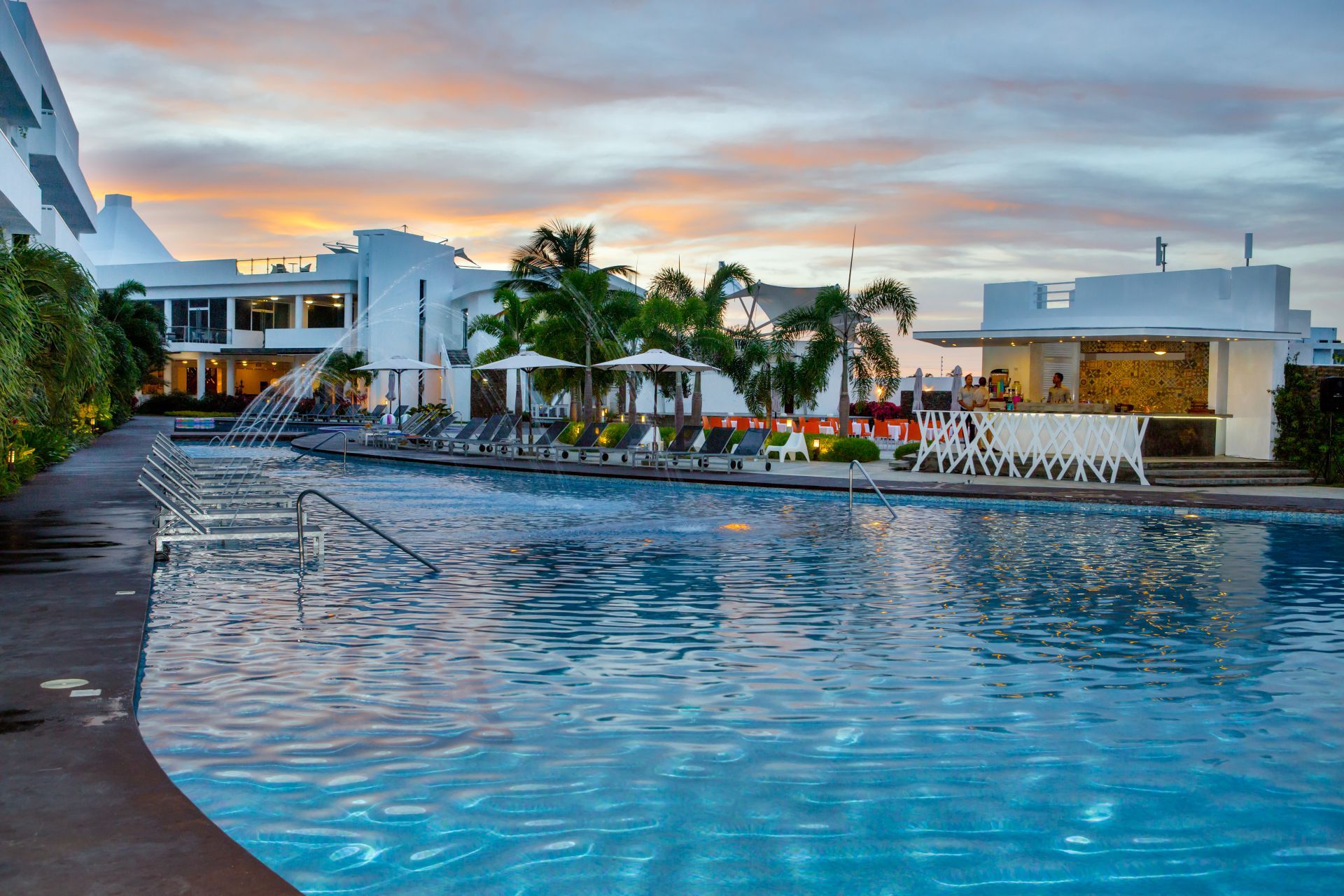 Piscina en LD PLUS, Playa El Agua, Isla Margarita. Ambiente lujoso y relajante al atardecer.