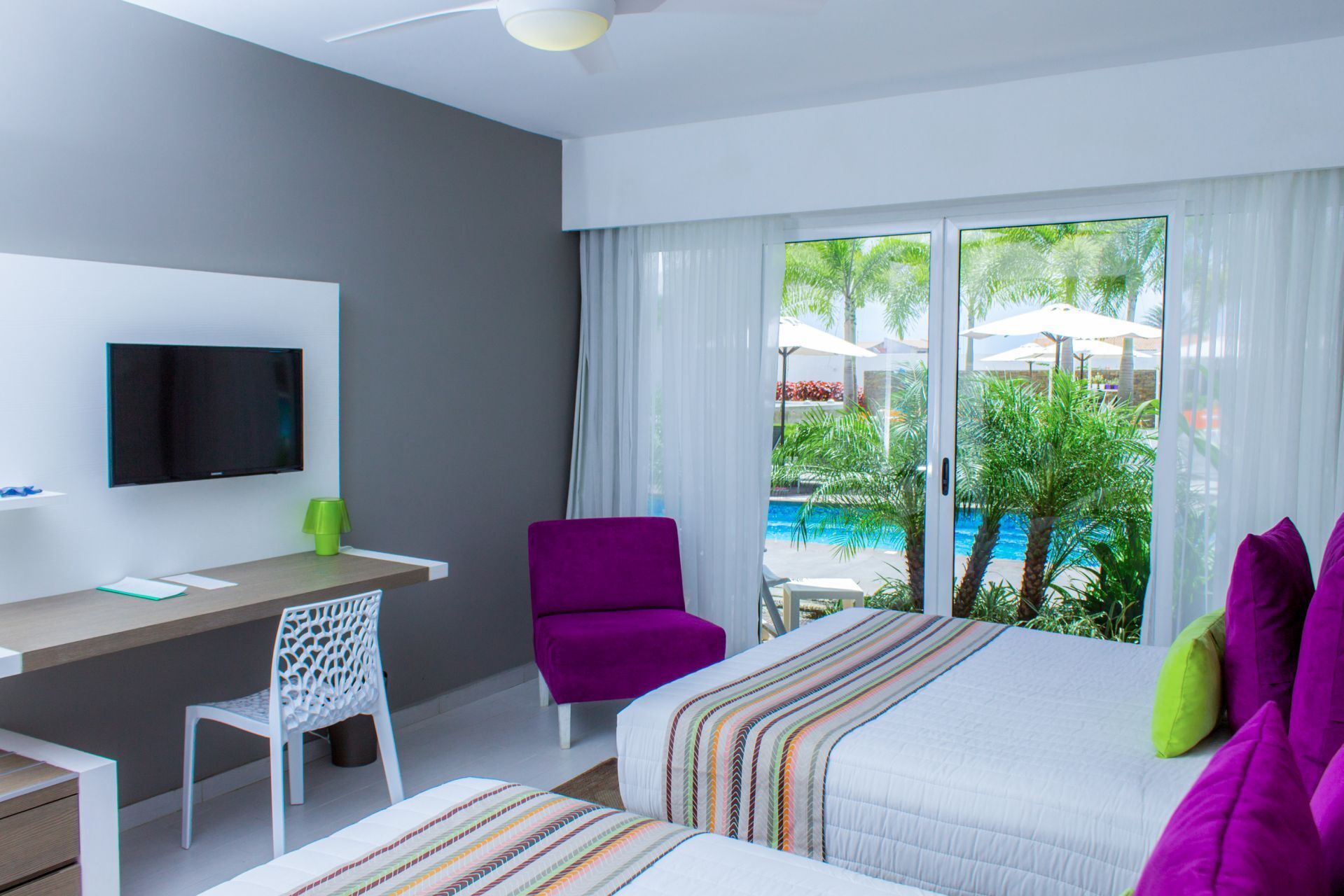 Habitación doble queen en LD PLUS, Playa El Agua, Isla Margarita. Confort moderno y vistas a la piscina.