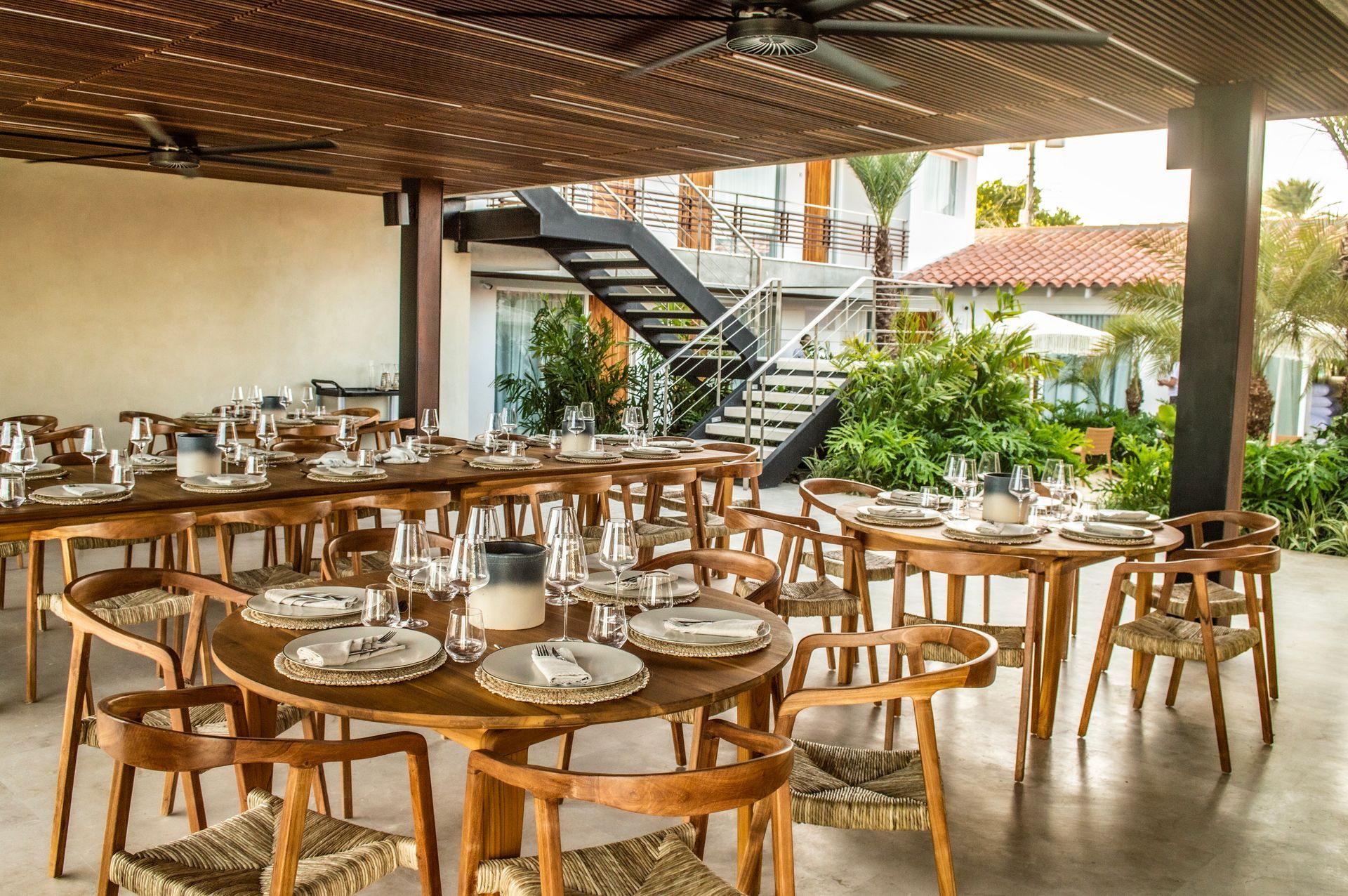 Sala de restaurante al aire libre en Macanao Lodge by LD.