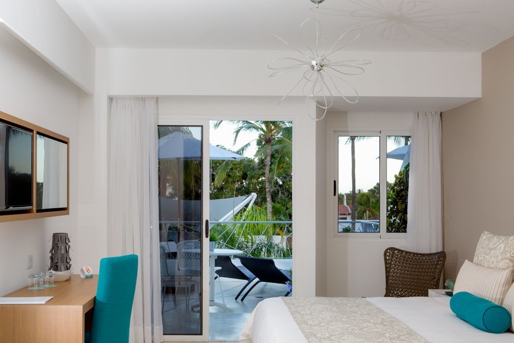 Vista terraza Habitación Superior King en H2Otel by LD, elegancia y confort con vista a la naturaleza de Isla Margarita.