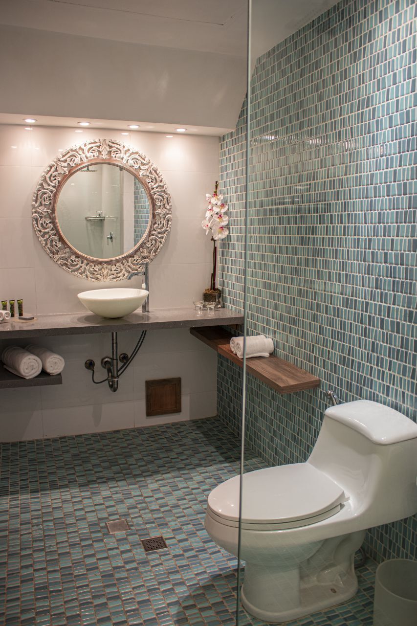 Baño de Habitación Superior King en H2Otel by LD, elegancia y confort con vista a la naturaleza de Isla Margarita.