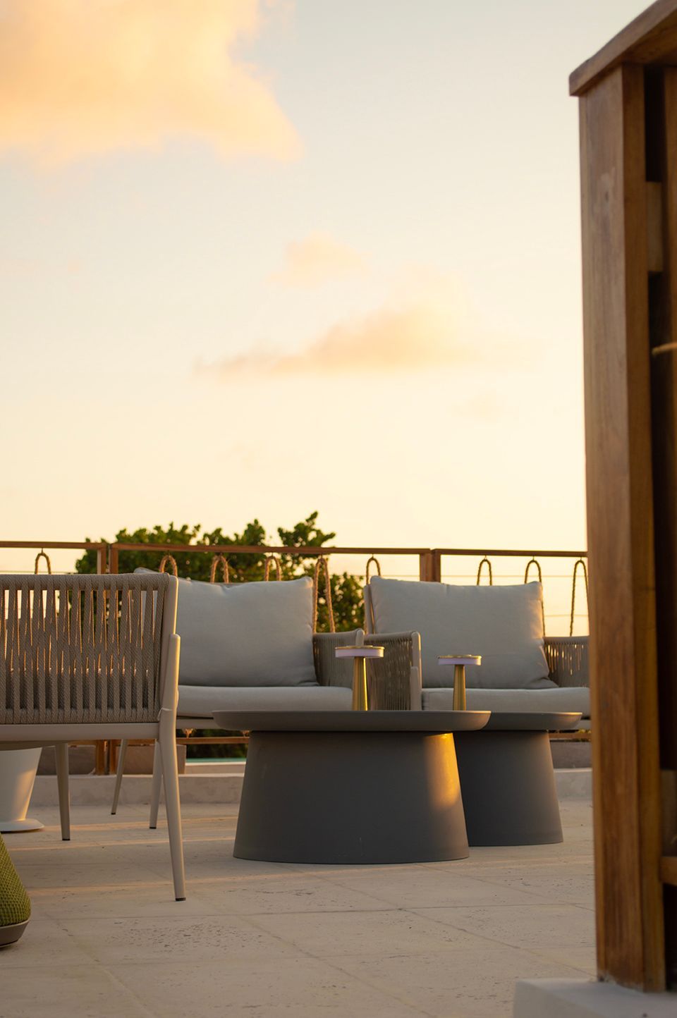 Terraza al atardecer en Sabbia by LD, Los Roques, con cómodos asientos y vistas a la naturaleza.