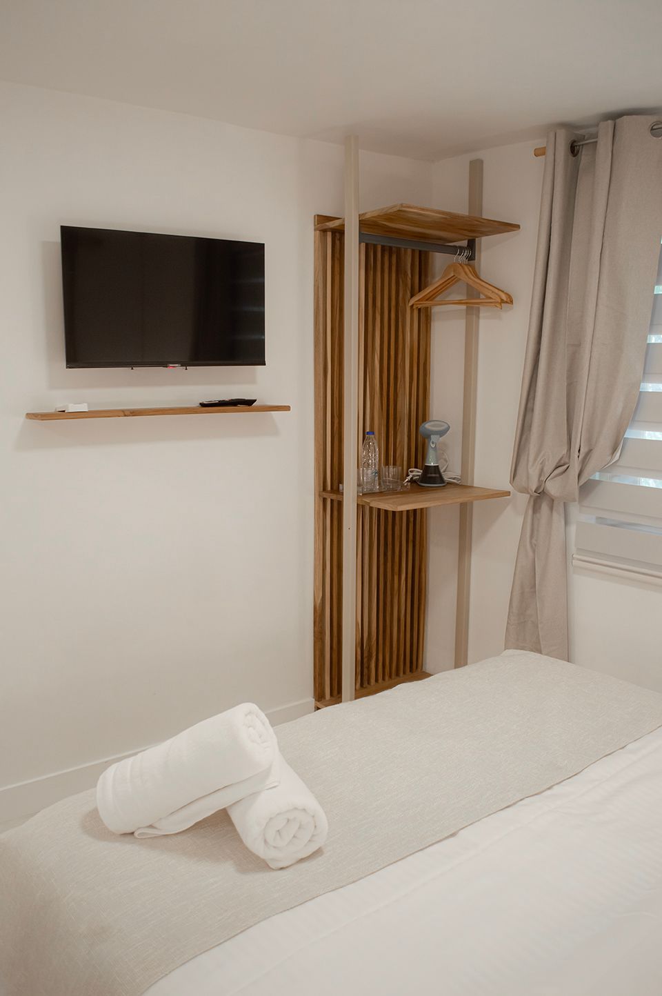 Habitación moderna y luminosa en Sabbia by LD, Los Roques, con cama king y decoración natural.