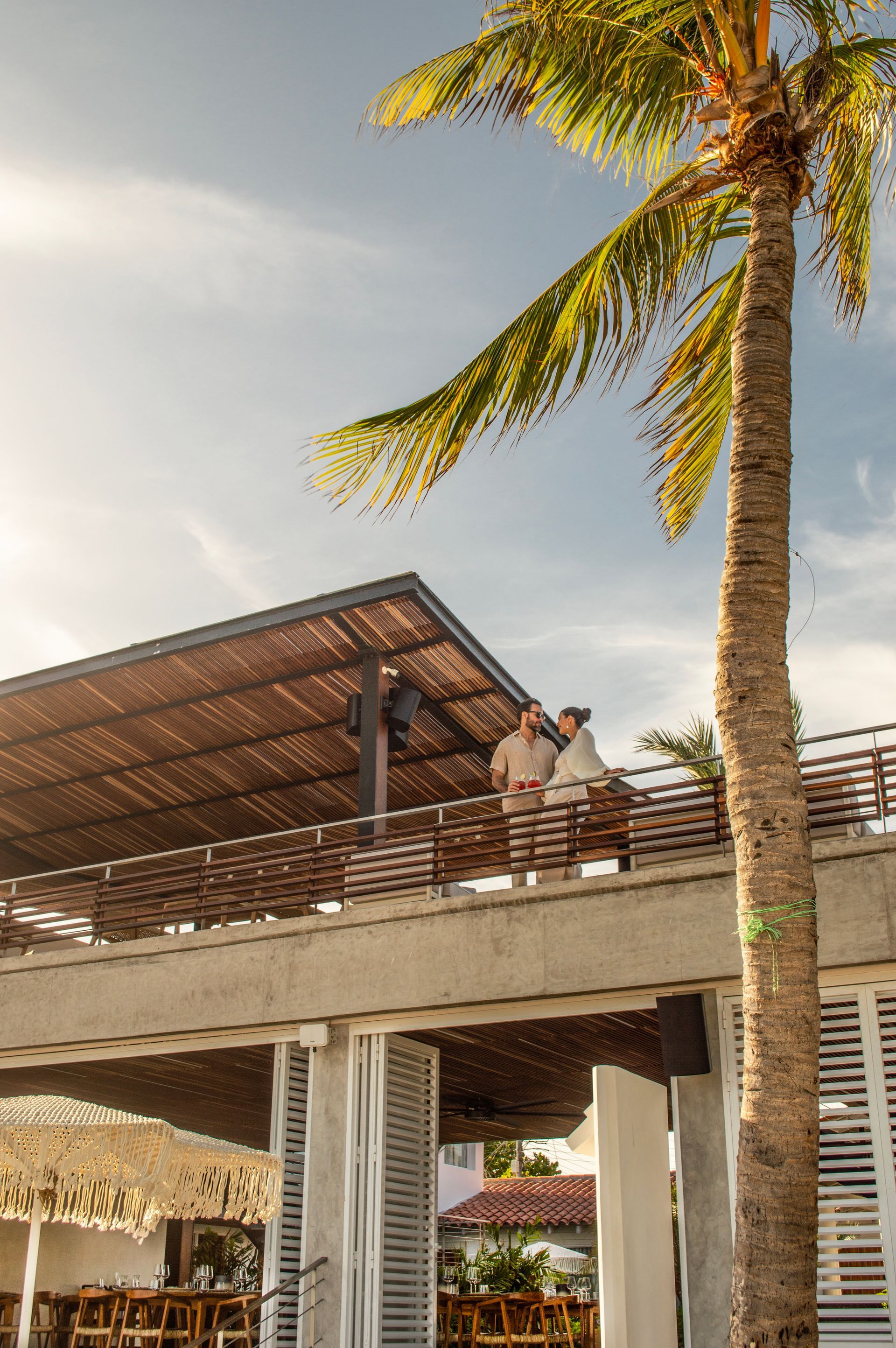 Pareja disfrutando de la vista en terraza del hotel Macanao Lodge by LD en Los Roques.