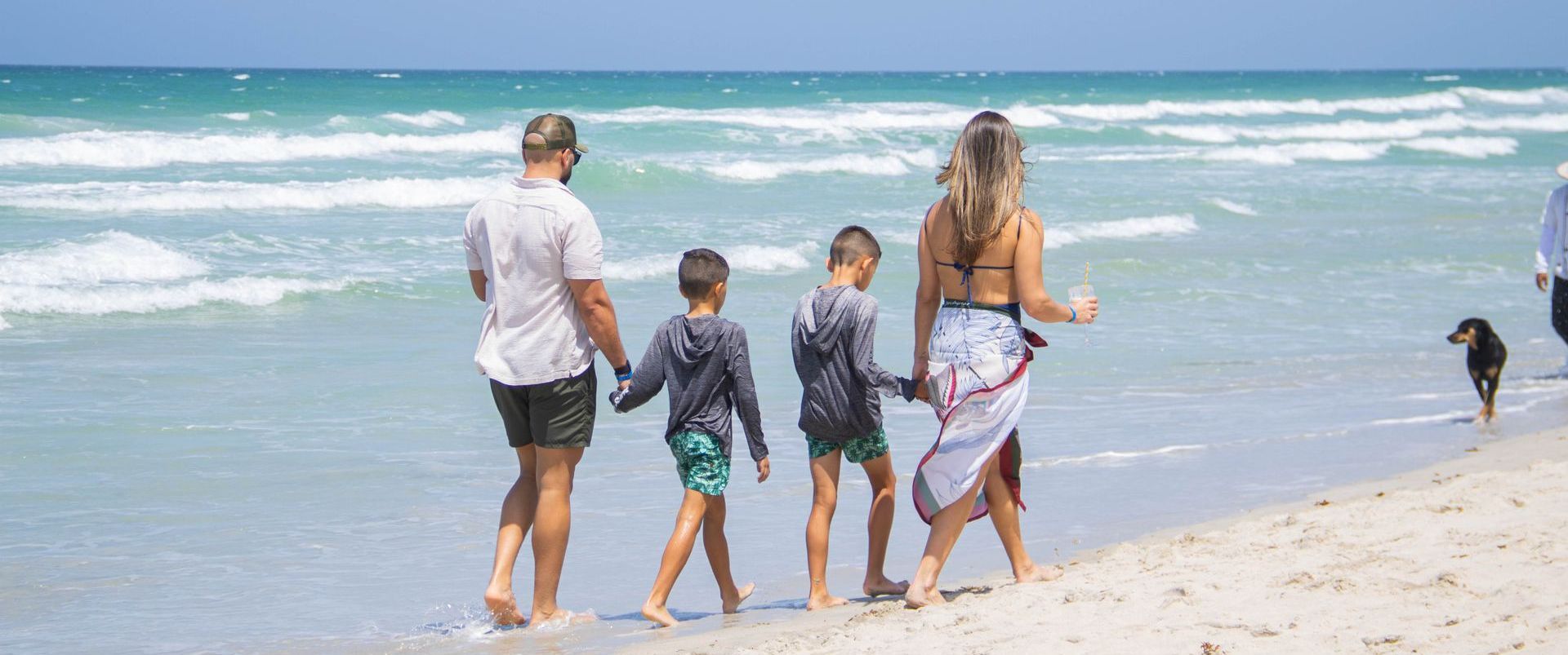 huespedes-caminando-por-playa-el-agua
