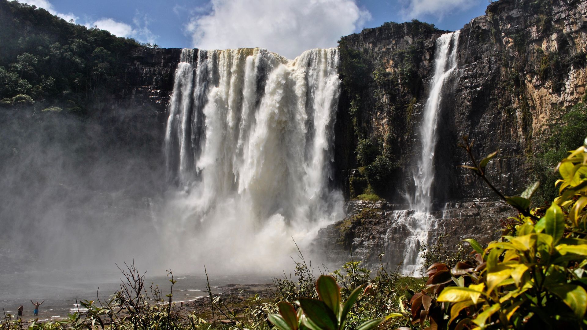 Mesas del Restaurante Aguacero en H2Otel en playa El Agua, con mantelería blanca y decoración elegante.