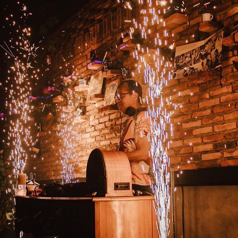 DJ en acción en El Patio, discoteca de Isla Margarita, con ambiente íntimo y luces cálidas, listo para animar la noche.