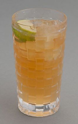 Mesas del Restaurante Aguacero en H2Otel en playa El Agua, con mantelería blanca y decoración elegante.