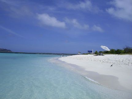 Vista de Nordisqui, con playas de arena blanca, aguas turquesas y un entorno tranquilo, ideal para el turismo.