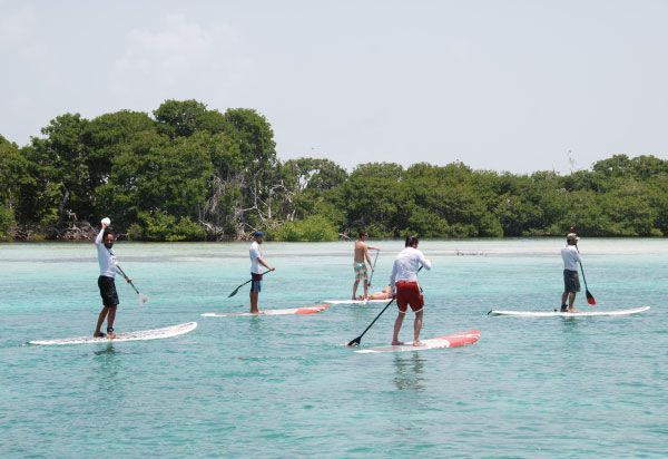 Paddle en Los Roques, disfrutando de aguas tranquilas y paisajes tropicales, ideal para actividades recreativas.