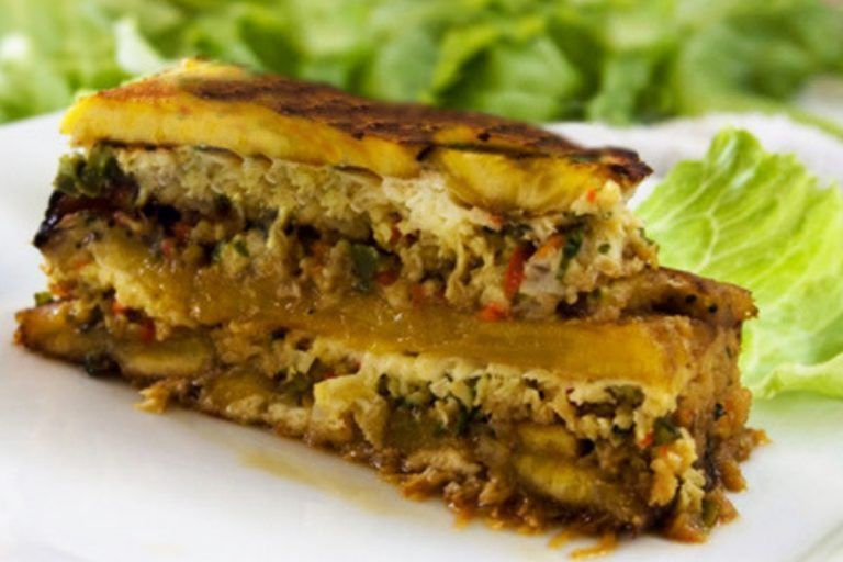 Barra iluminada de 11:11 Discoteca en el rooftop de Lidotel, Isla Margarita, con botellas y un ambiente cálido y acogedor.