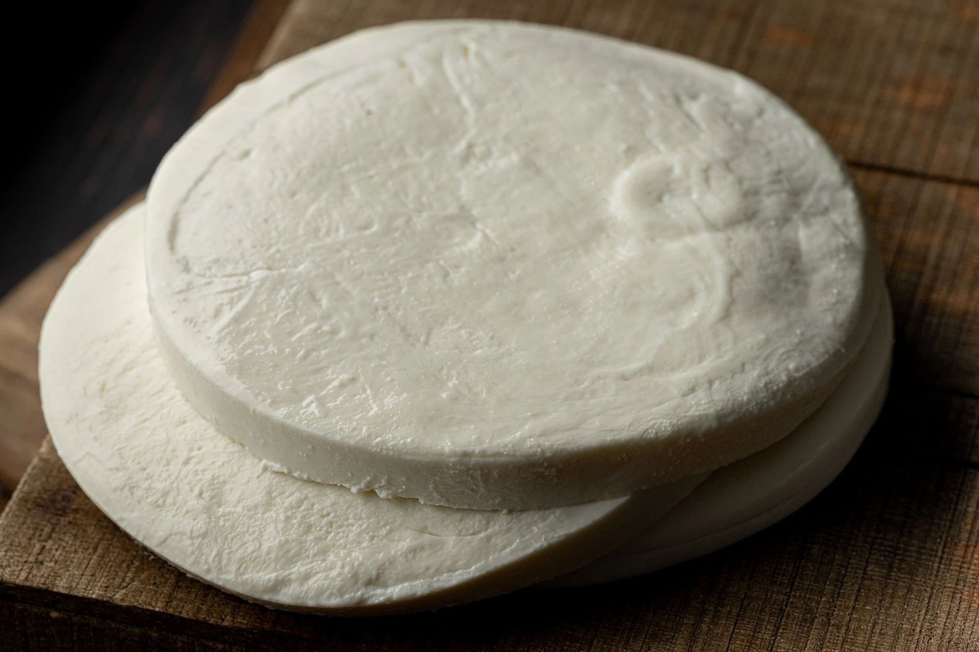 Ambiente vibrante en Discoteca GOA 007, Isla Margarita, con luces brillantes y público emocionado disfrutando la noche.