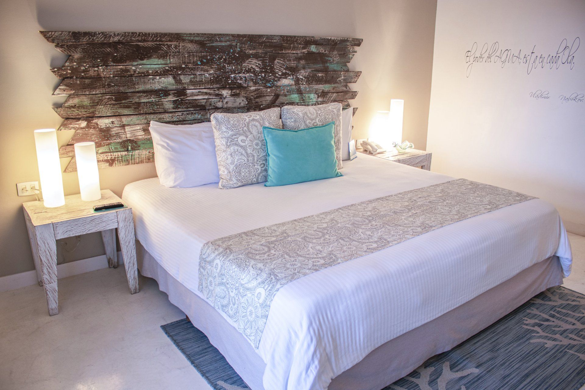 Cama Habitación Superior King en H2Otel by LD, elegancia y confort con vista a la naturaleza de Isla Margarita.